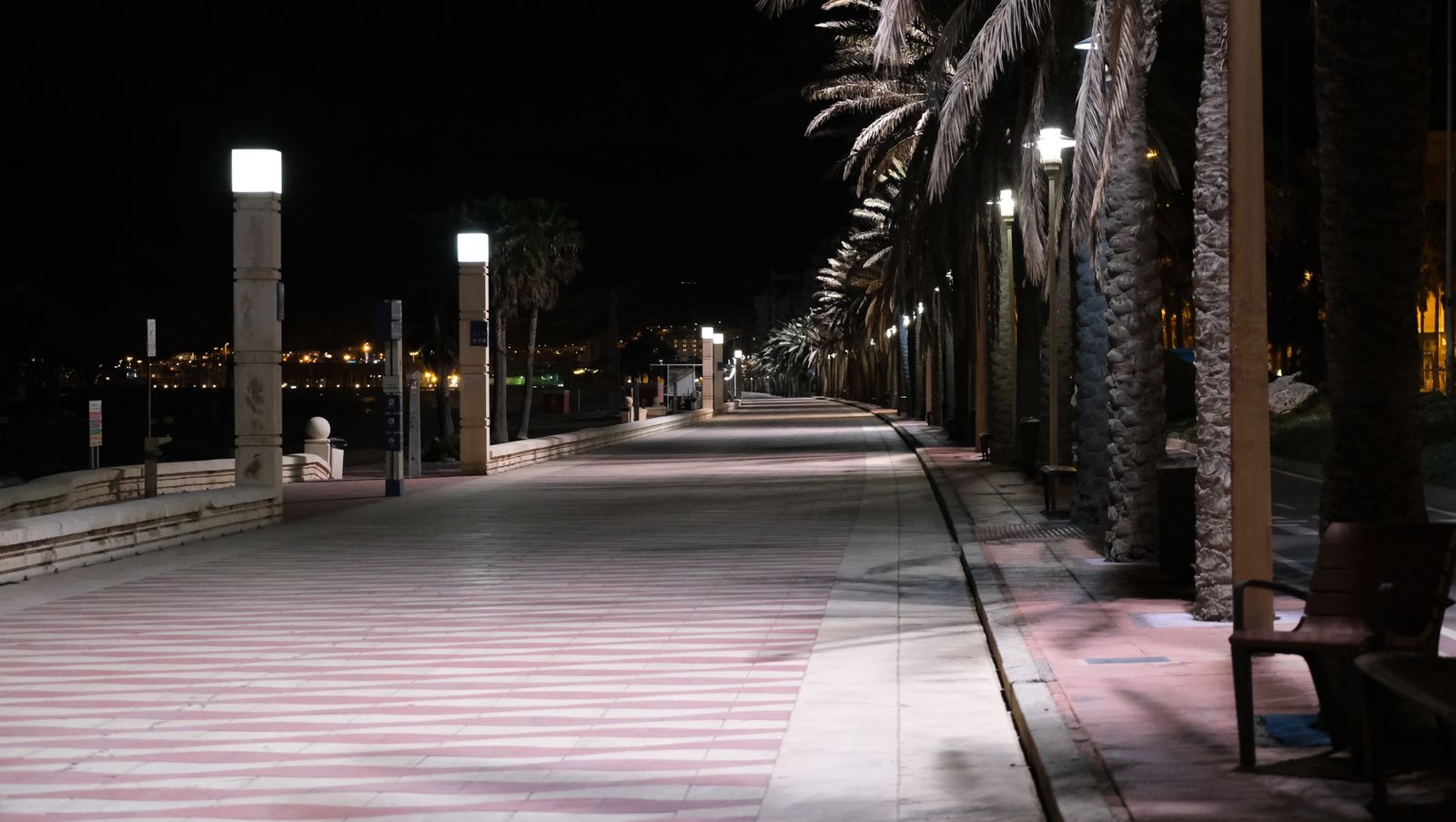 El Paseo Marítimo de Almería, de noche.