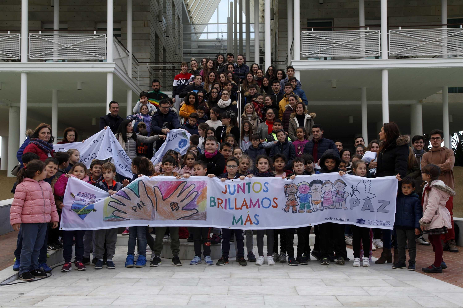 Foto de familia de los escolares de Punta Umbría a las puertas del Ayuntamiento del municipio tras recibir las pancartas con los mensajes ganadores del concurso Foto de familia de los escolares de Punta Umbría a las puertas del Ayuntamiento del municipio tras recibir las pancartas con los mensajes ganadores del concurso