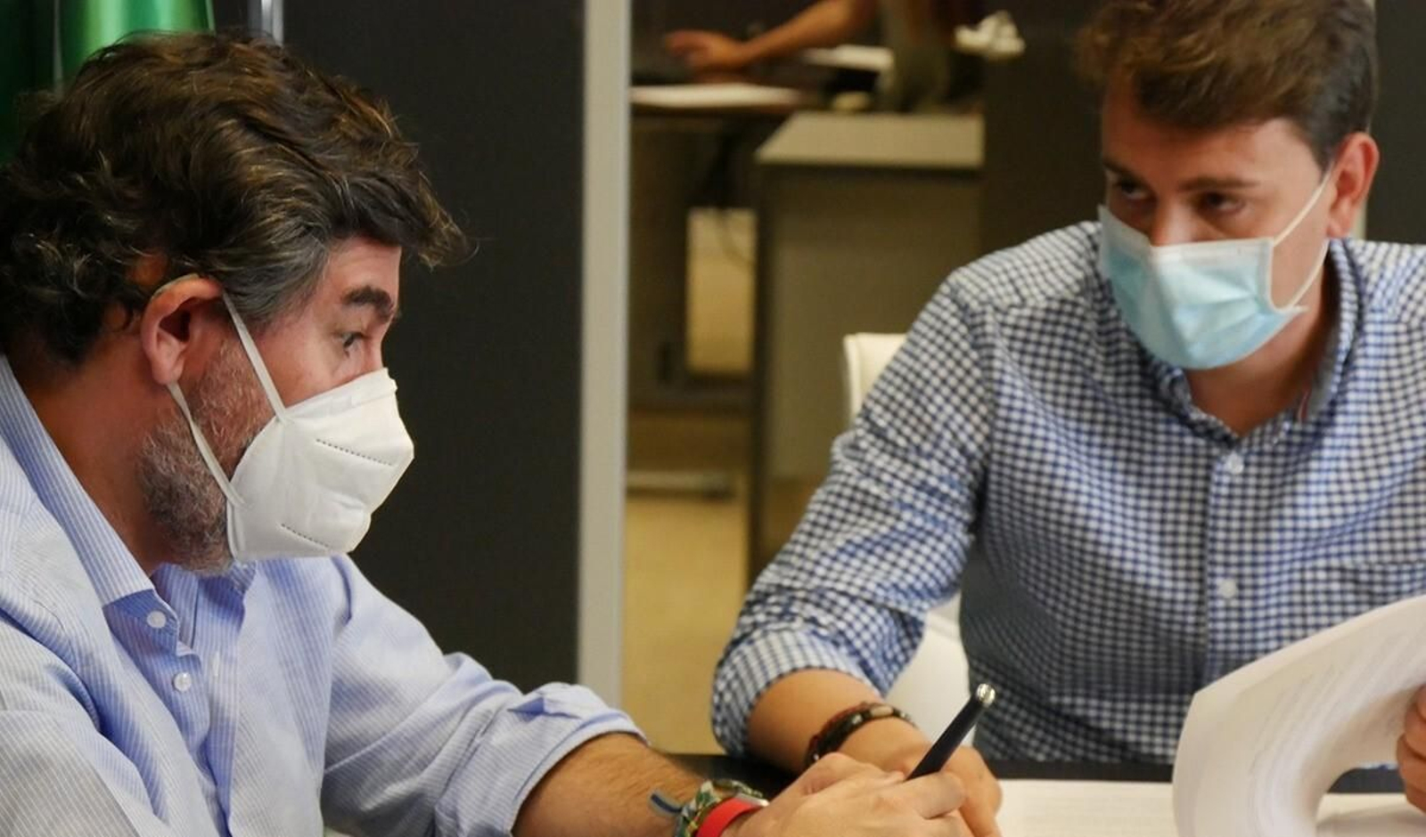 Manu Agudo, junto a Javier González Calvo el día de la firma de su contrato.