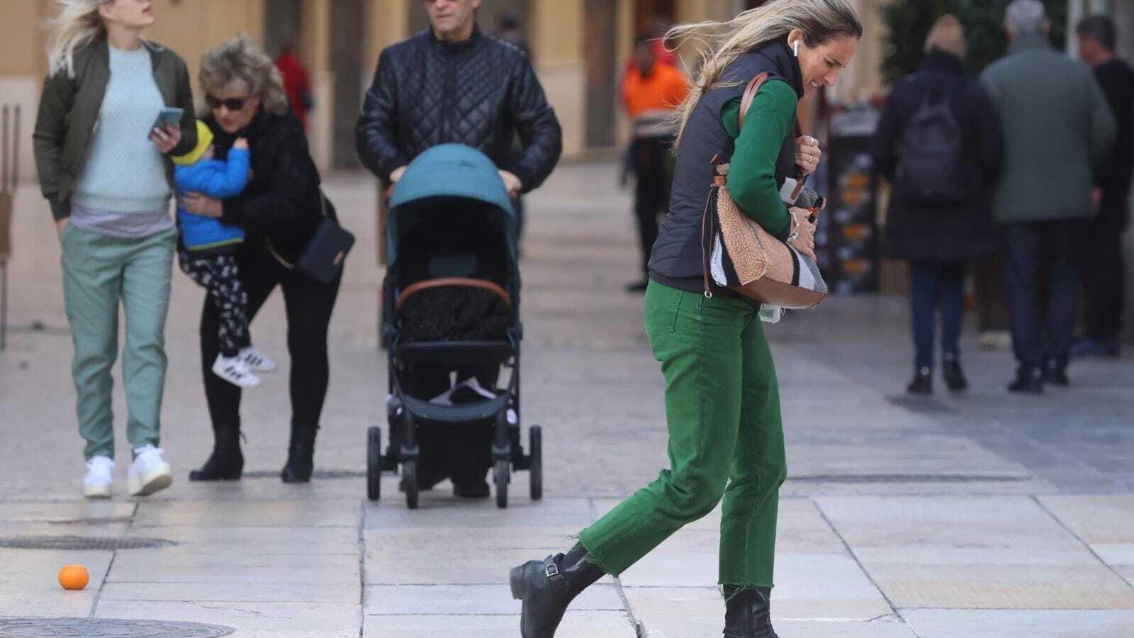 Viandantes este lunes por el centro de la capital.