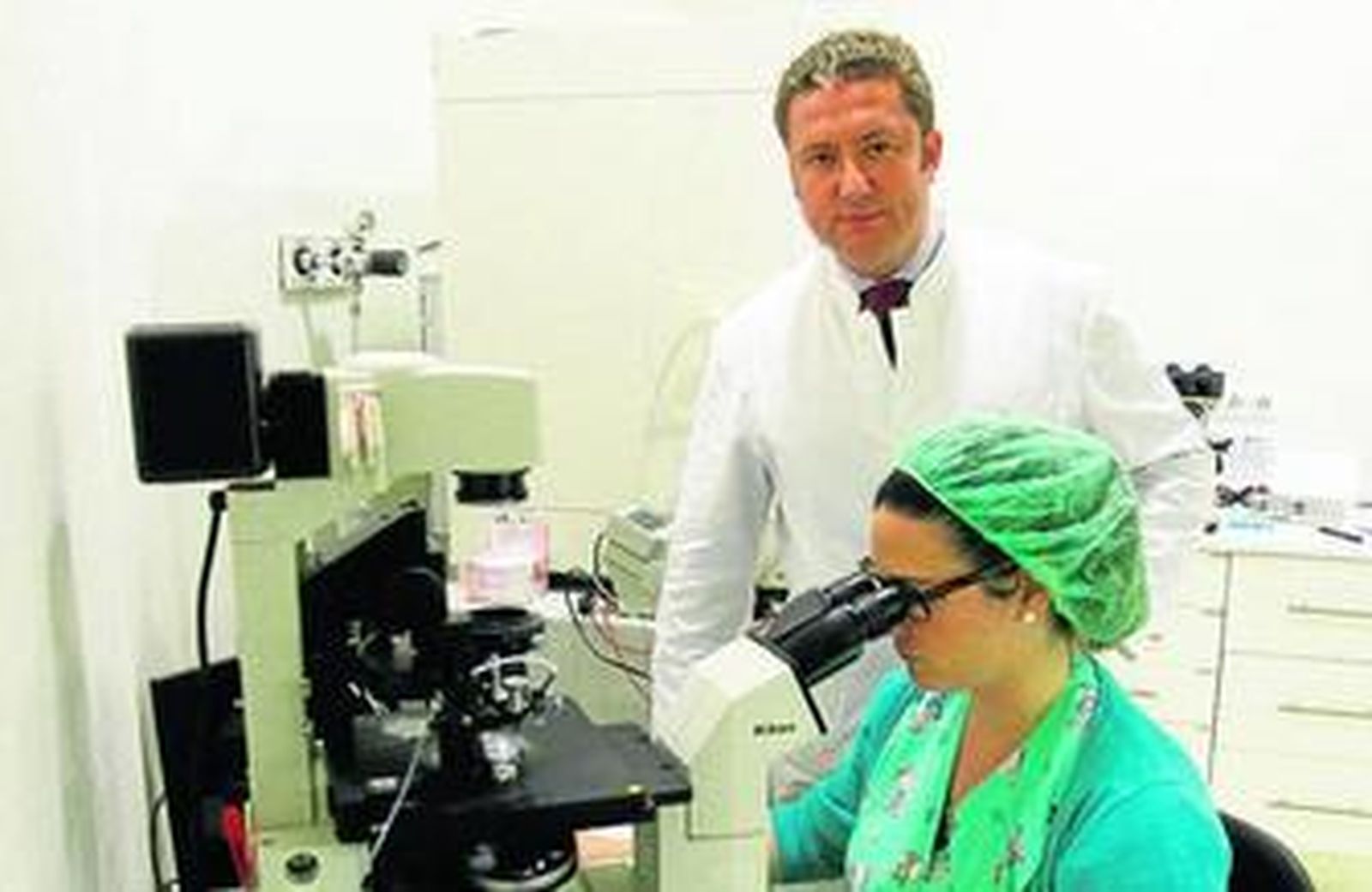 Rufino García-Otero junto a una profesional del Centro de Fecundación in vitro y Transferencia Embrionaria.