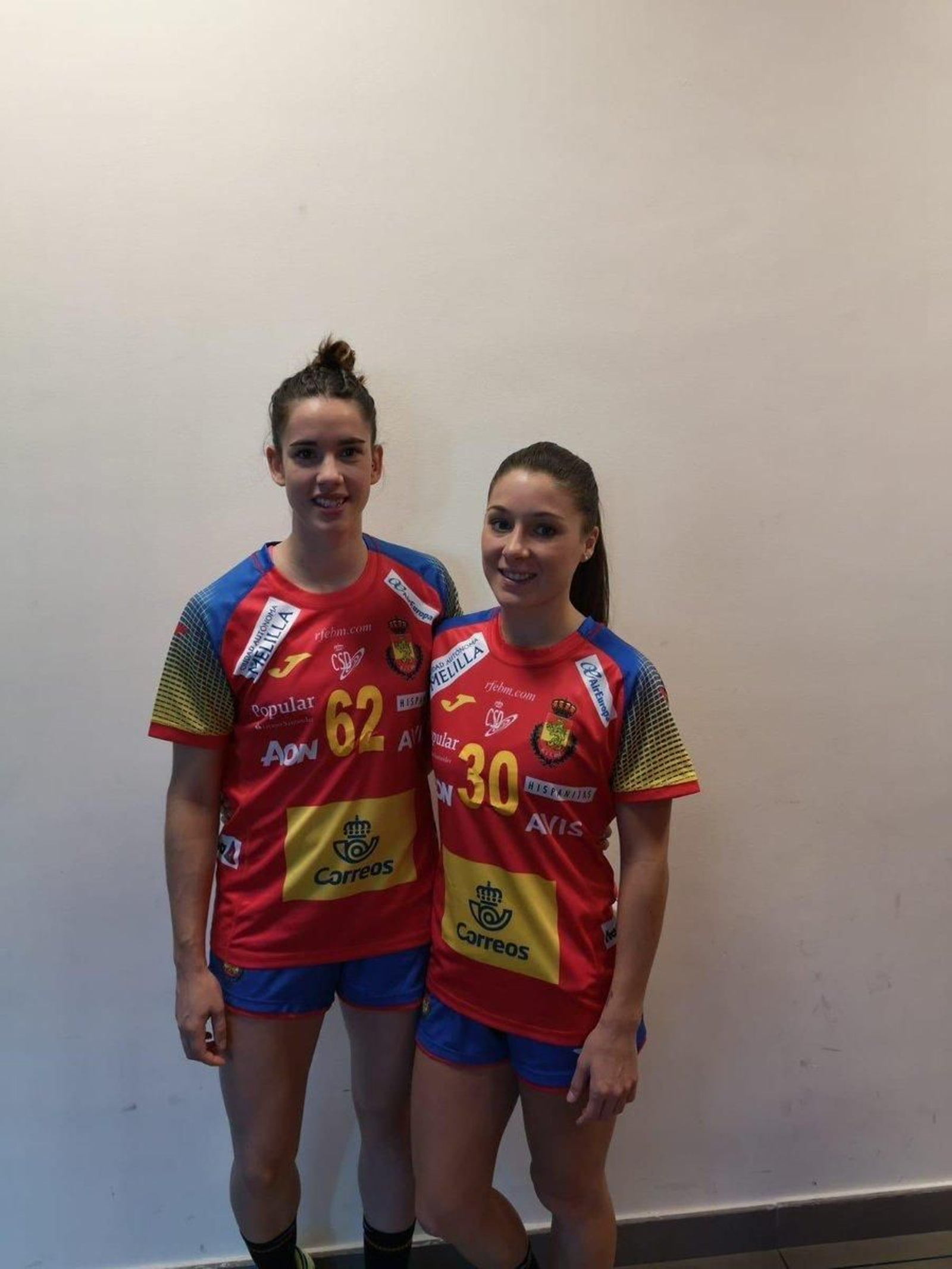 Emma Boada y Sole López posan vestidas de la selección española