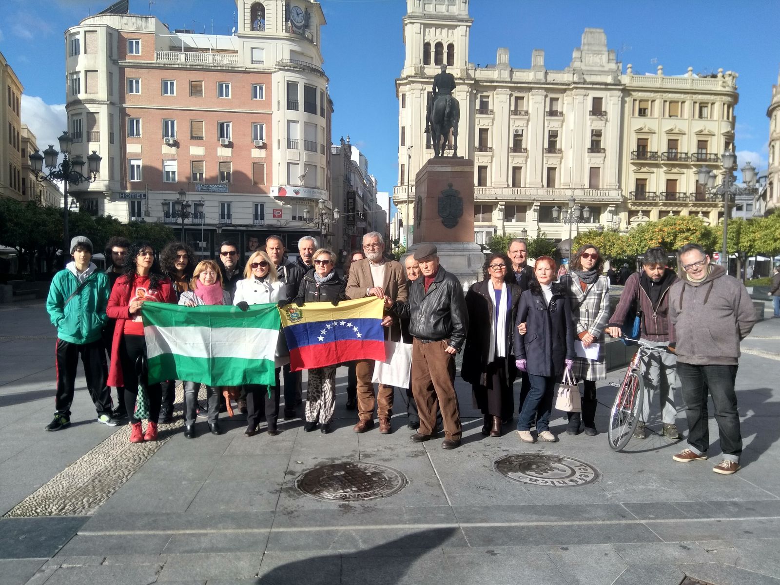 Asistentes a la concentración en Las Tendillas