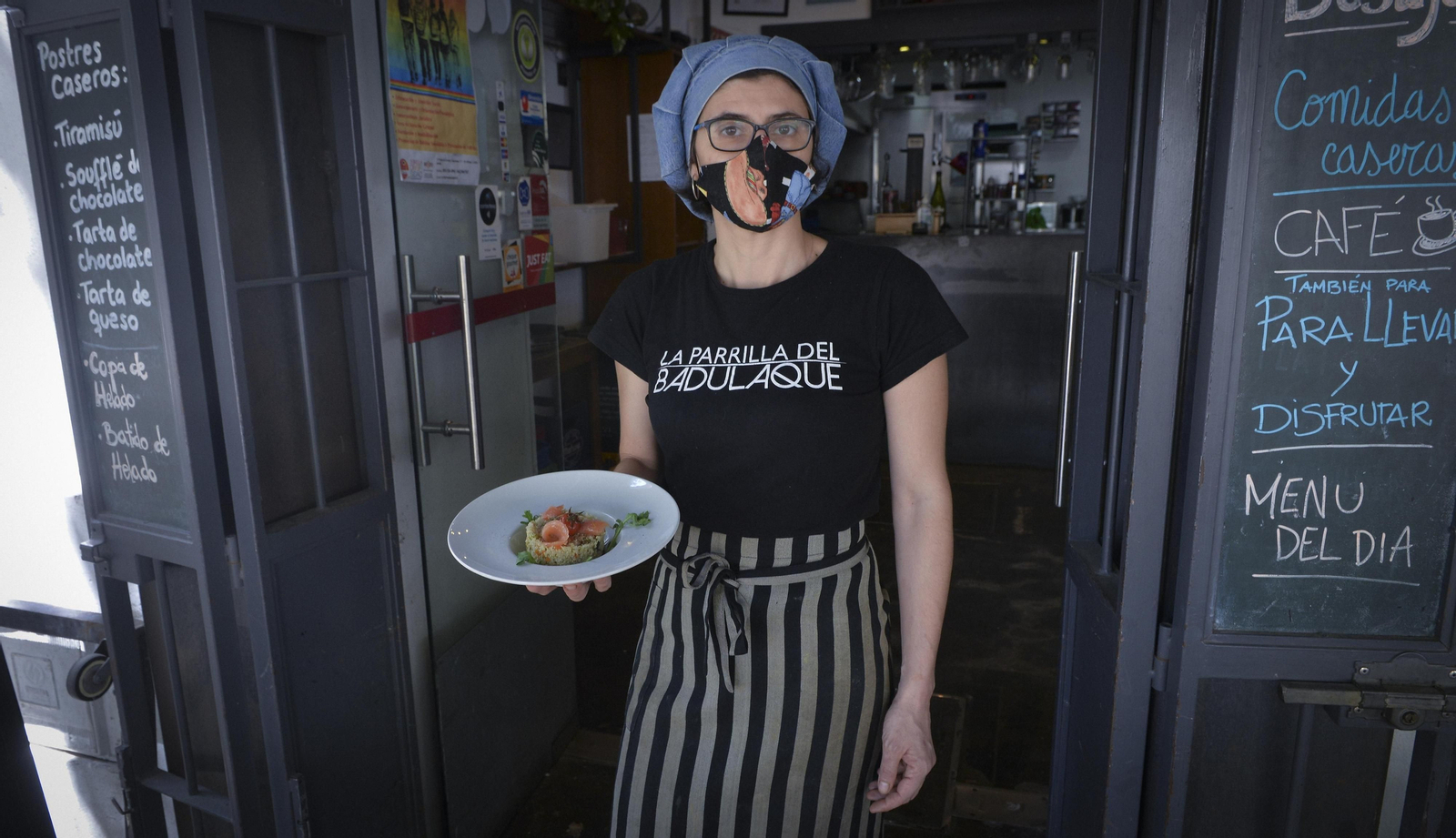 Ensalada de Quinoa con verduras y salmón en La Parrilla del Badulaque