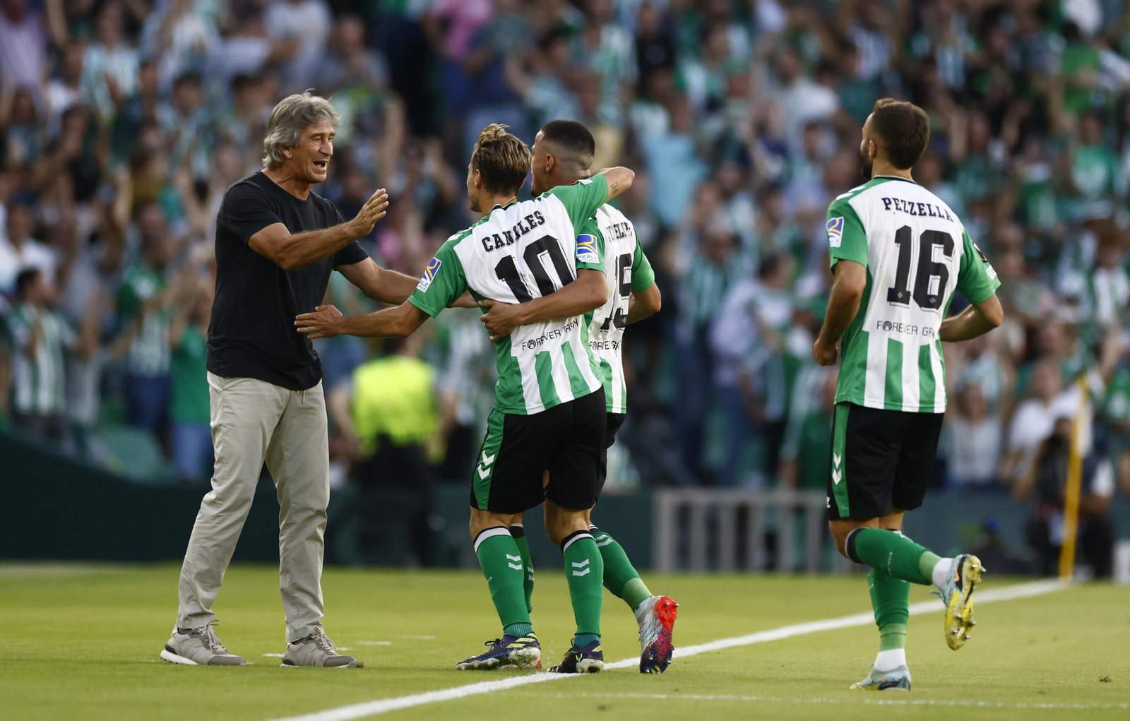 Canales acude a celebrar con Pellegrini y el banquillo bético el 1-0.