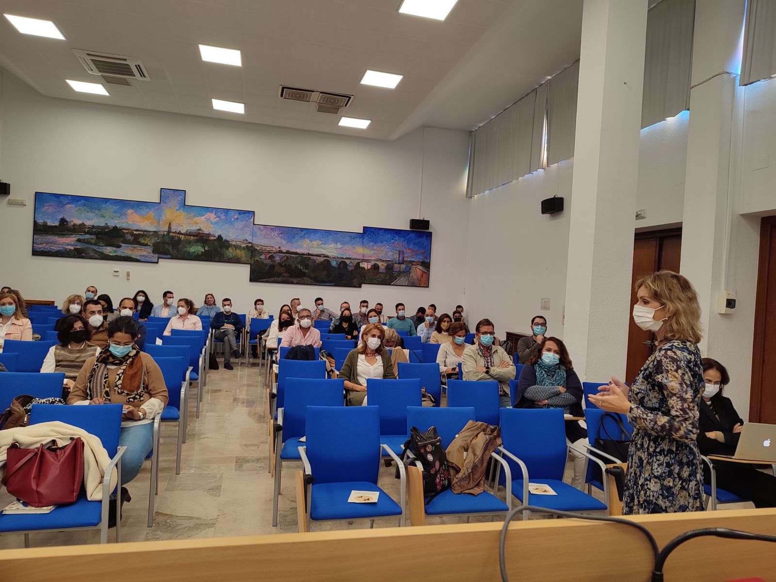 Inmaculada Troncoso se dirige a los directores durante la reunión.