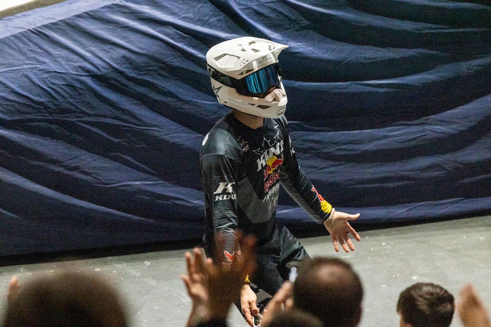 En imágenes: el Olivo Arena vibra con piruetas y motor en estado puro en el Soloflow Freestyle (2)