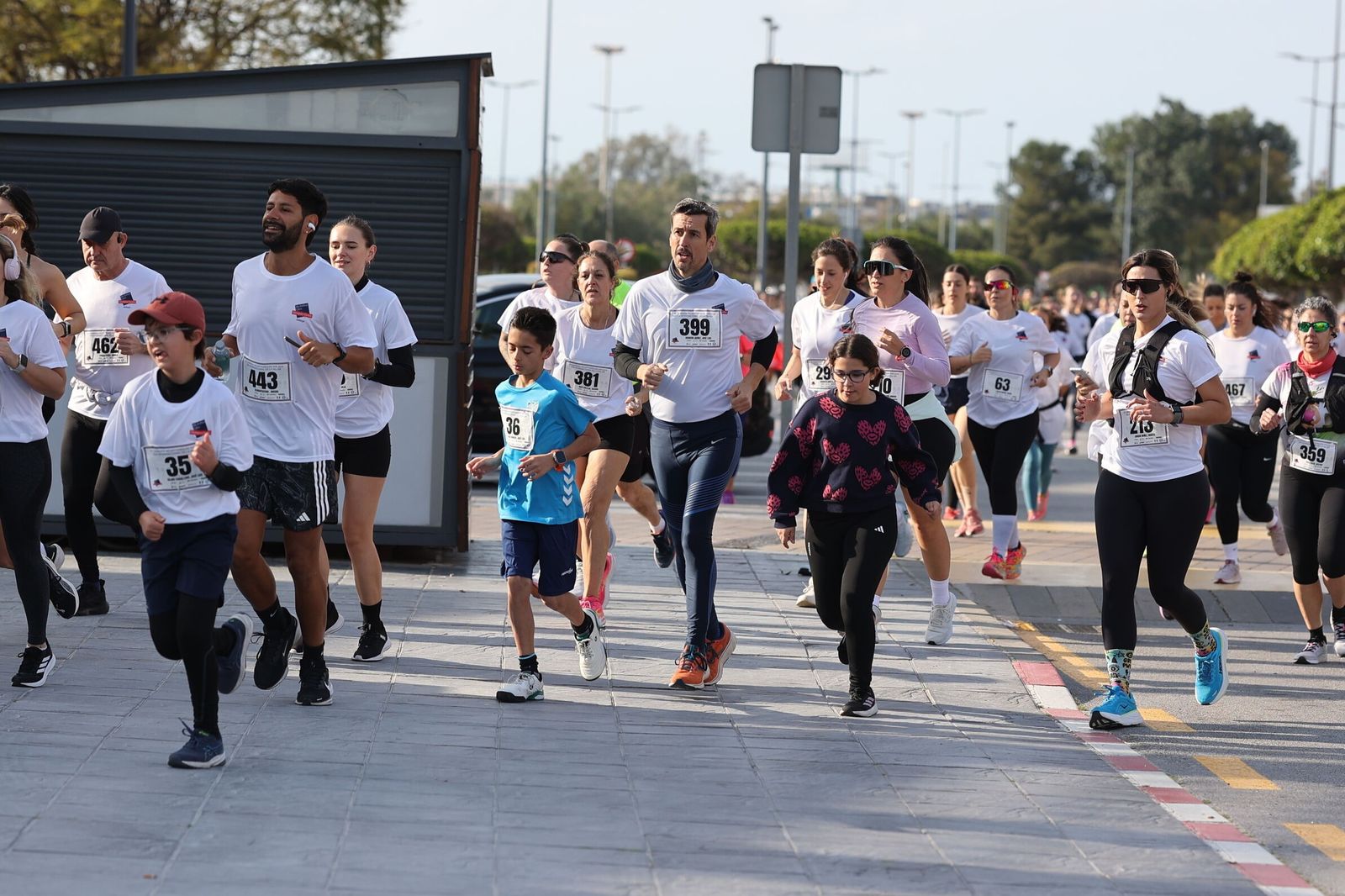 La Carrera Solidaria por el Día de la Mujer McArthurGlen, en fotos