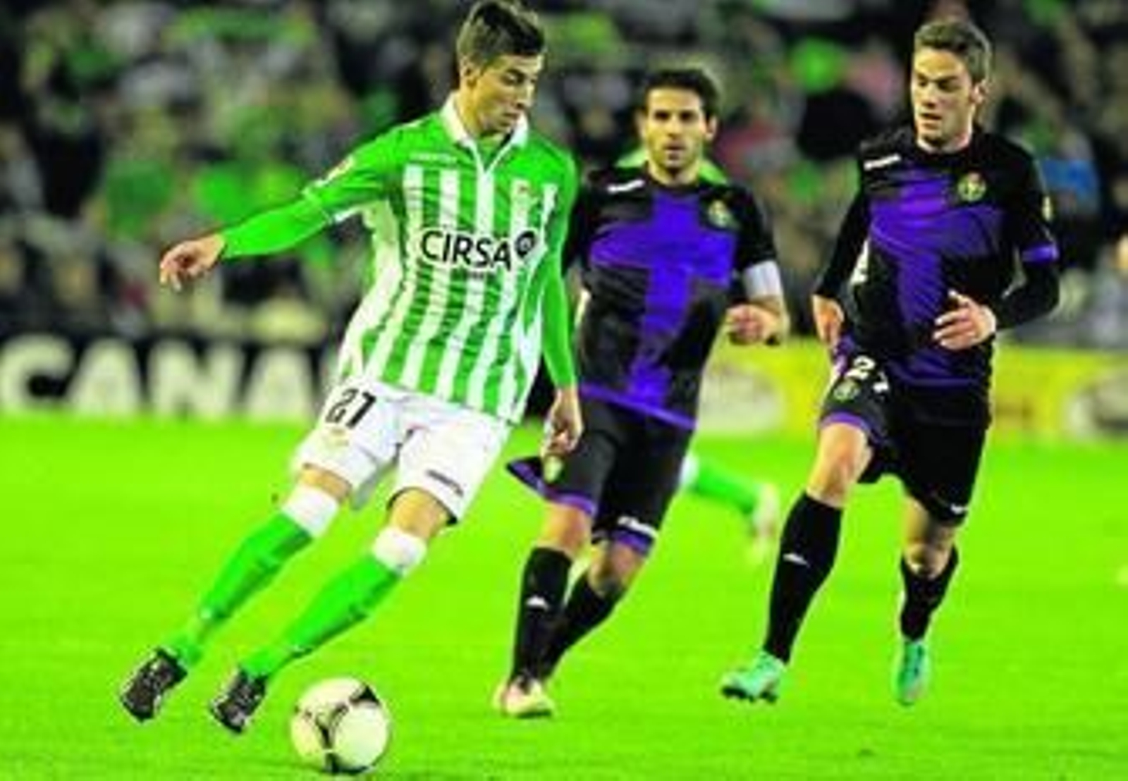 Vadillo conduce el balón e intenta evitar la presión de Baraja y Lolo.