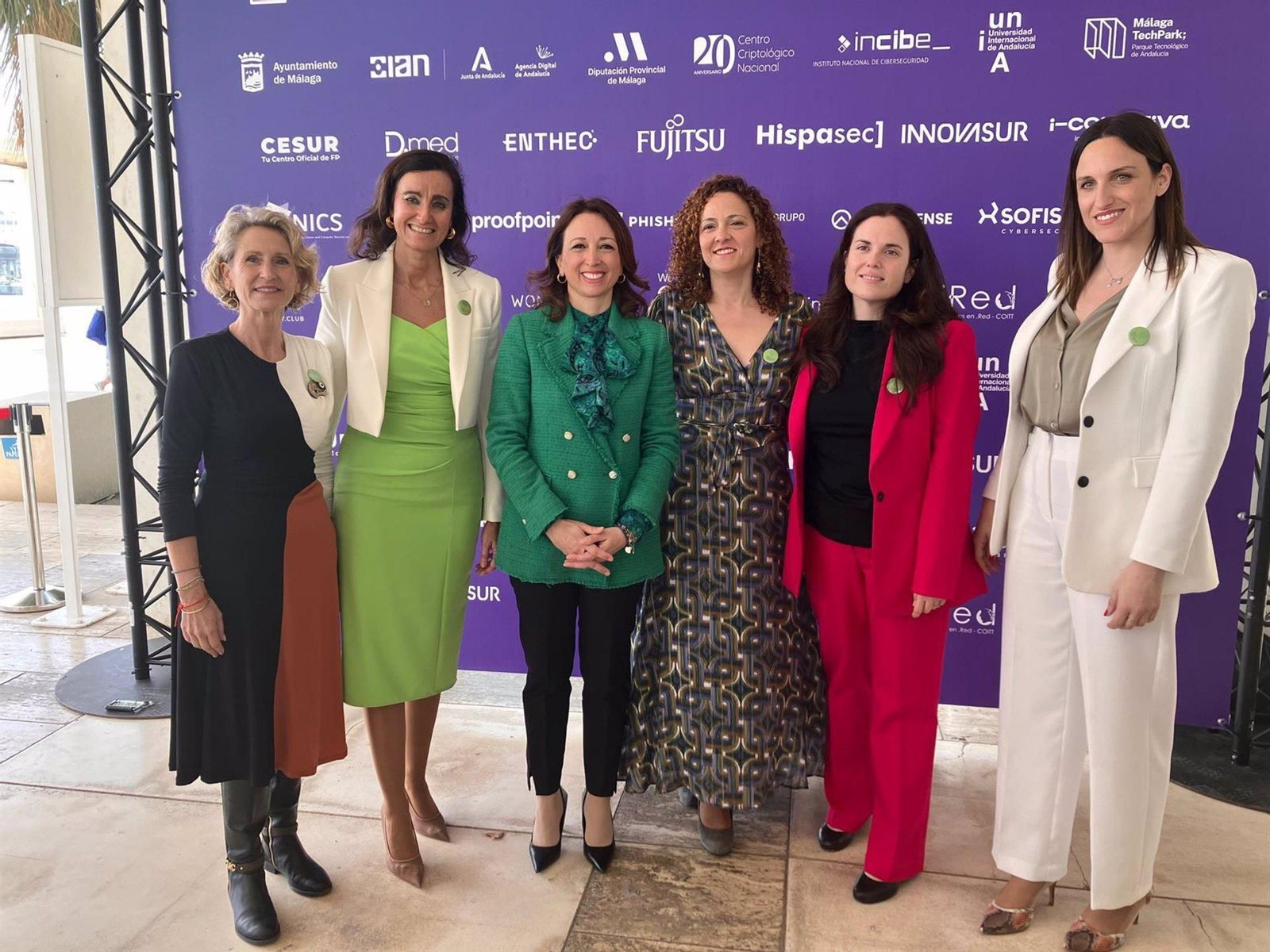 La delegada del Gobierno andaluz en Málaga, Patricia Navarro (centro), en la clausura de una jornada en la que ha quedado constituido el Foro de Mujeres Líderes en Ciberseguridad de Andalucía.