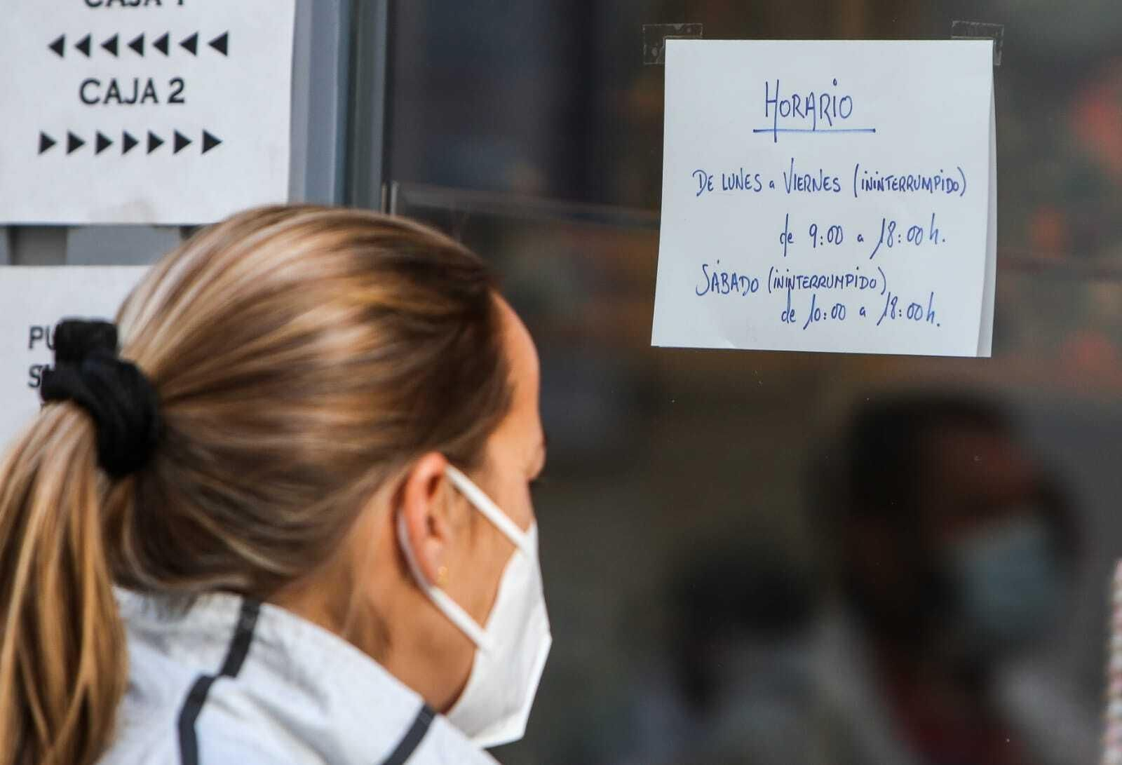 Imágenes de la primera jornada de cierres en bares y comercios de Chiclana