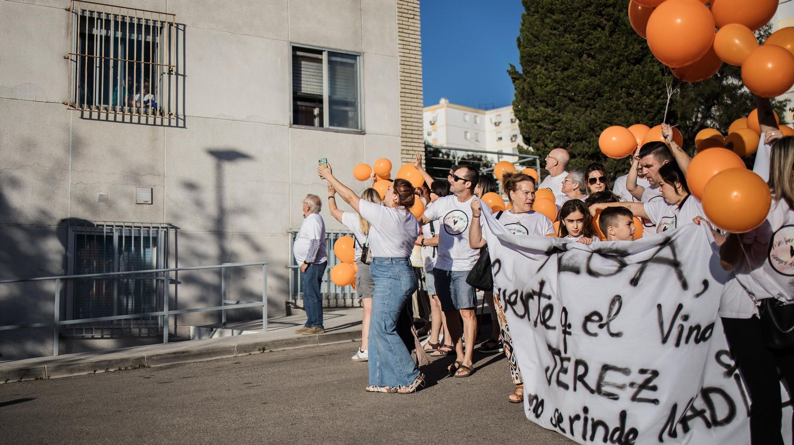 Familia y amigos de Alba Barrera la sorprenden a los pies de su habitación en el Hospital de Jerez