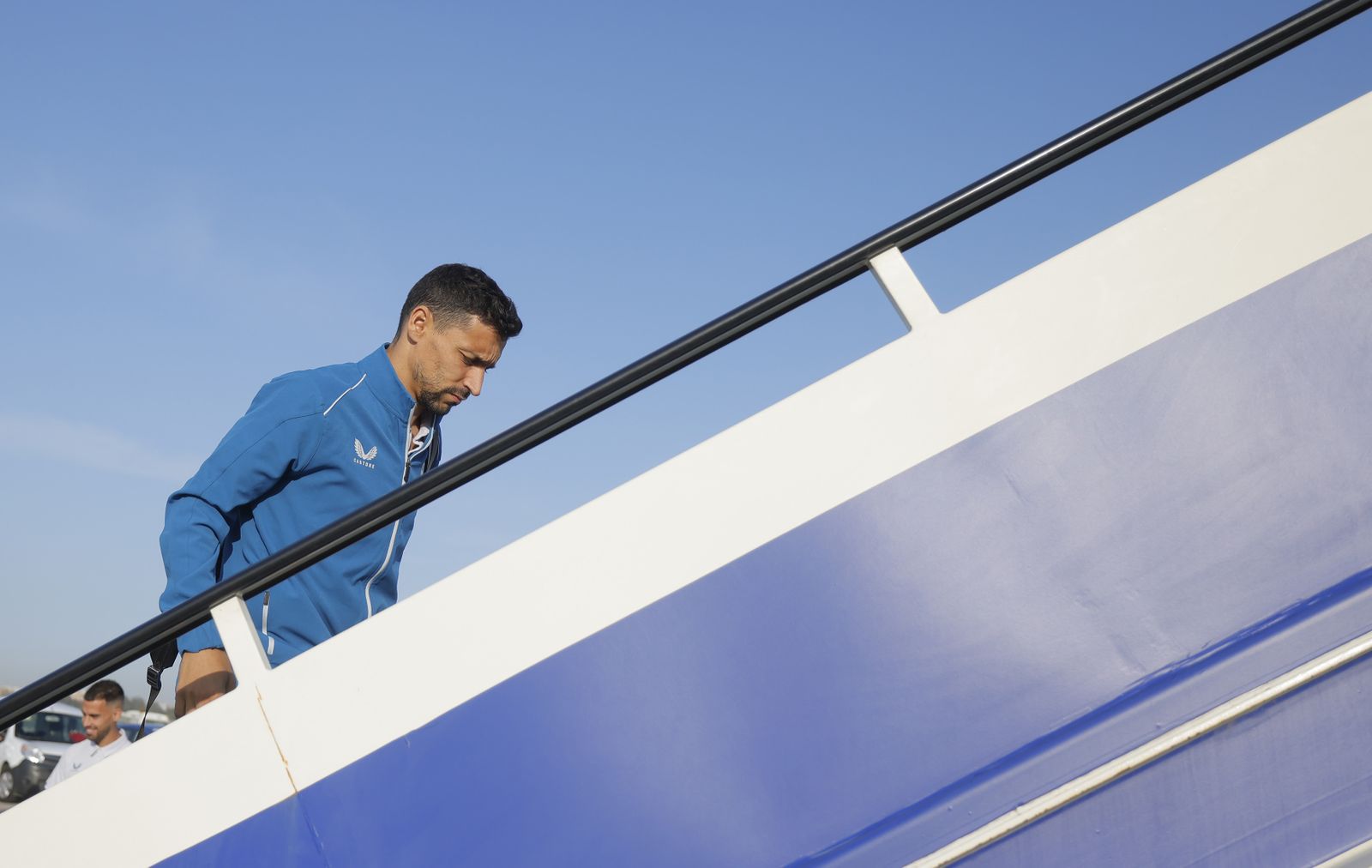 Jesús Navas se sube al avión con destino a Budapest.