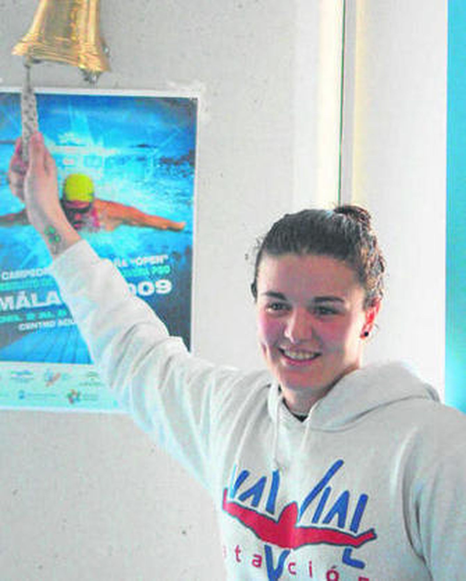 Conchi Badillo toca la campana en una imagen de archivo.