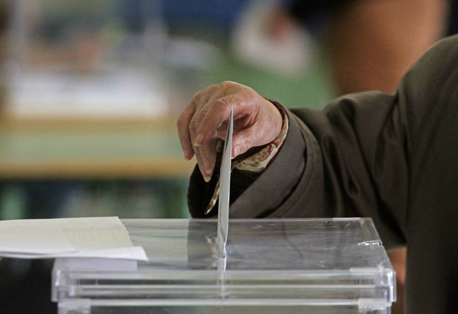 Un mujer vota en las anteriores elecciones municipales