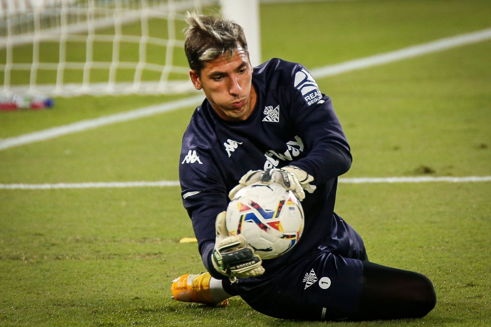 Joel Robles, durante el calentamiento.