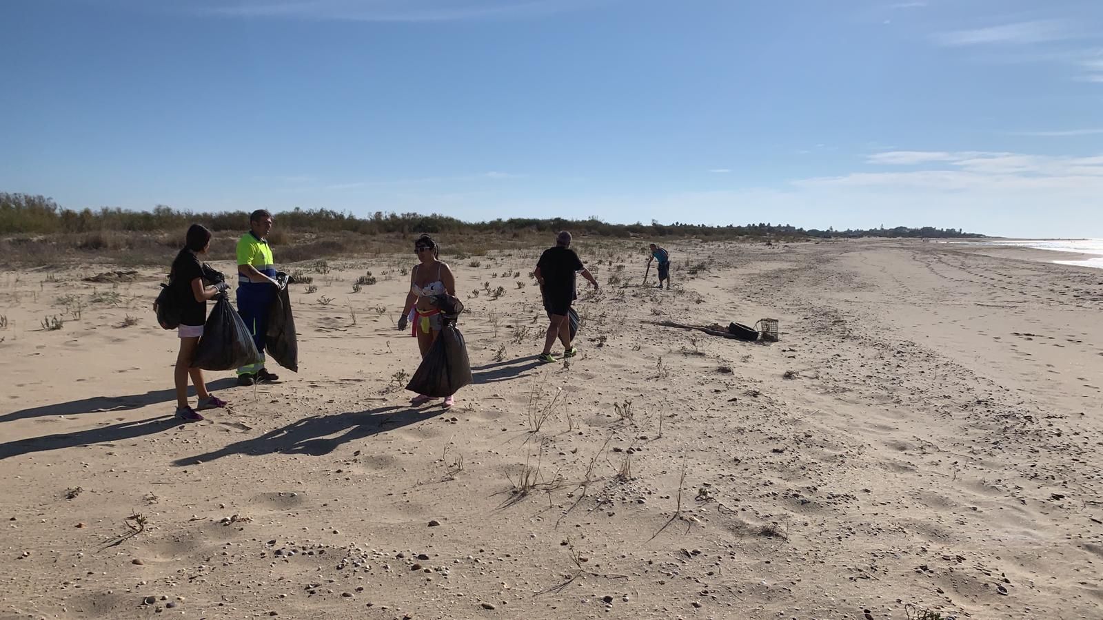 Voluntarios recogen residuos en la playa de San Bruno.