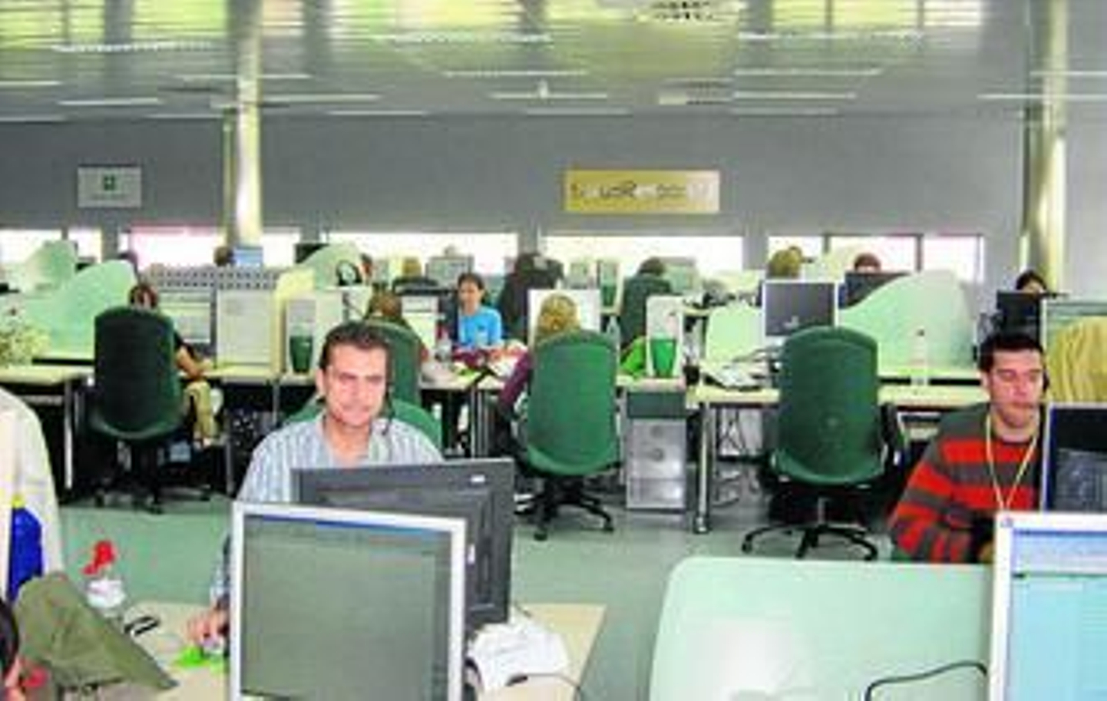 Personal de Salud Responde en su sala de trabajo.