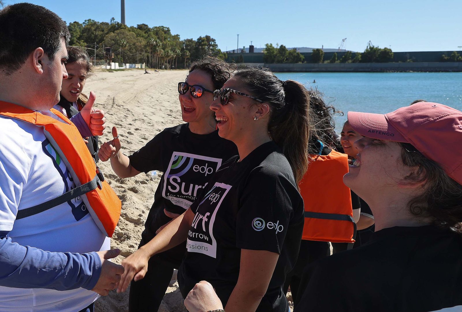 Fotos de la jornada de paddel surf inclusivo de EDP en Palmones