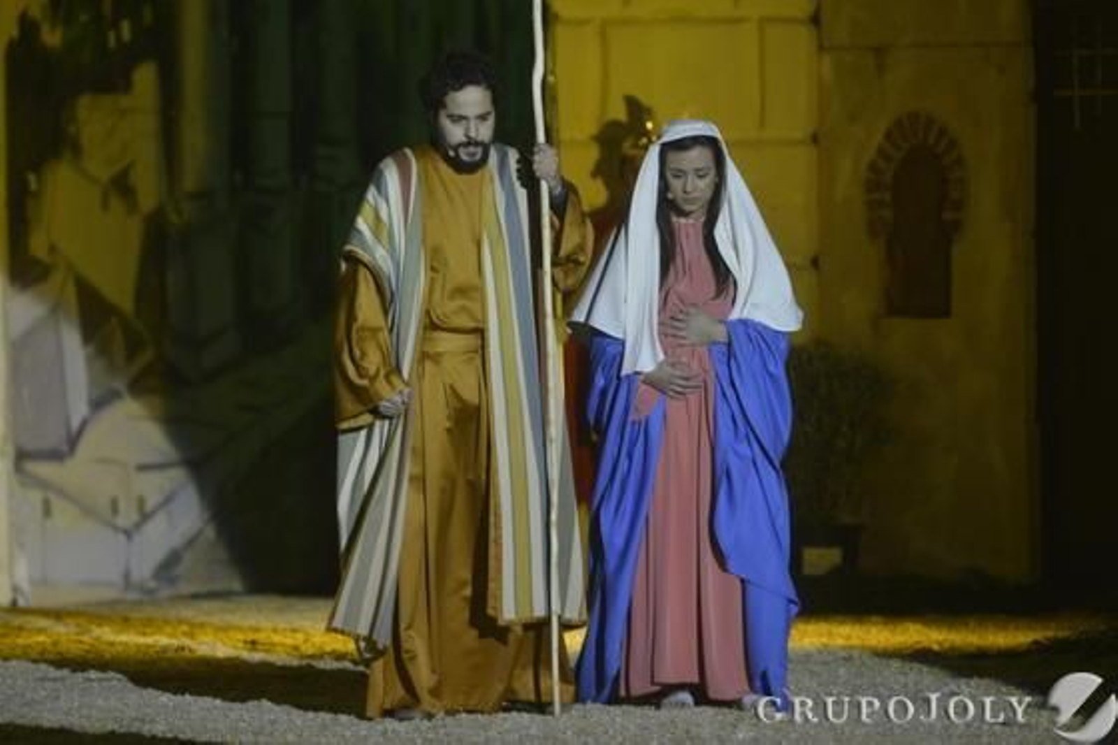 La primera representación del Auto de los Reyes Magos en Los Pedroches consigue un lleno absoluto pese al mal tiempo.

Foto: Sánchez Ruiz