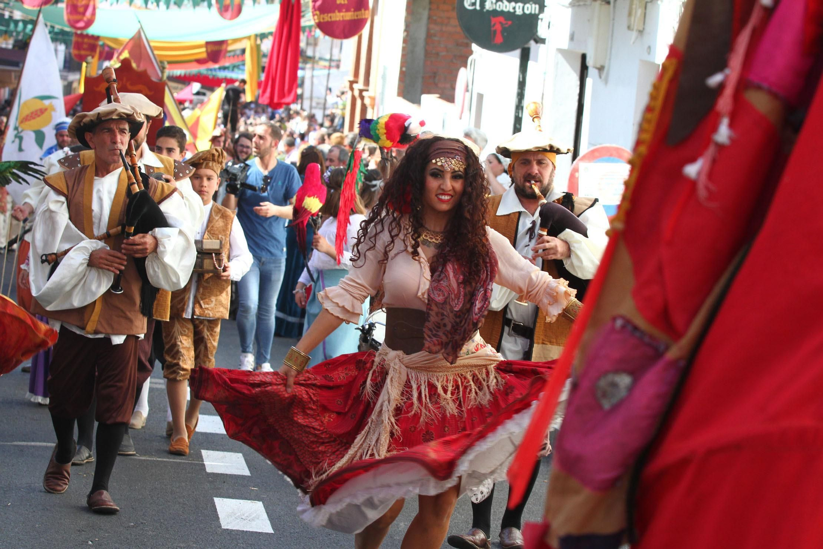 Imágenes del desfile de la XIX Feria Medieval del Descubrimiento, en Palos de la Frontera