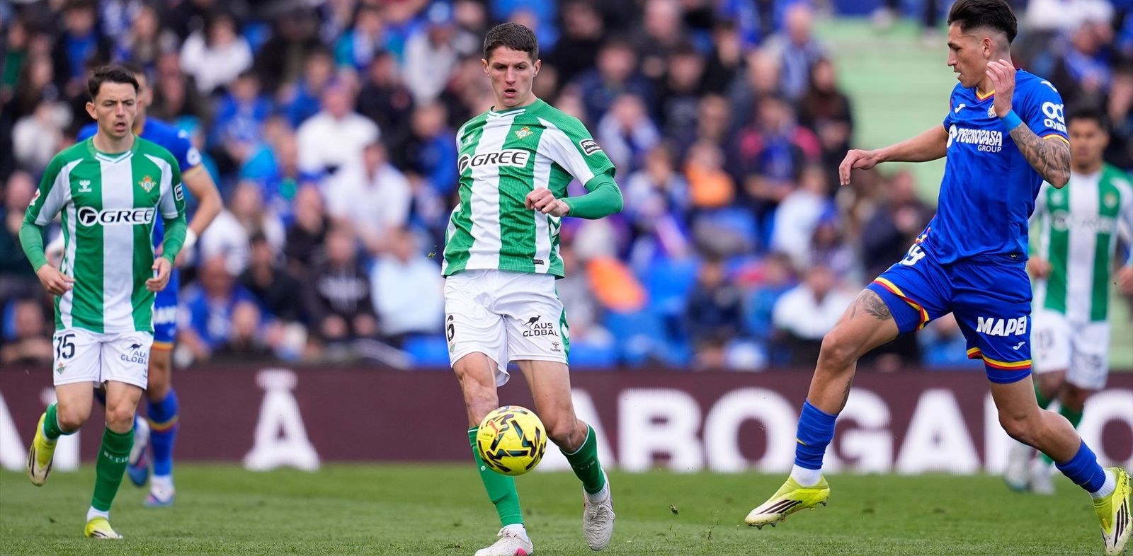 Altimira intenta distribuir el balón ante Vázquez.