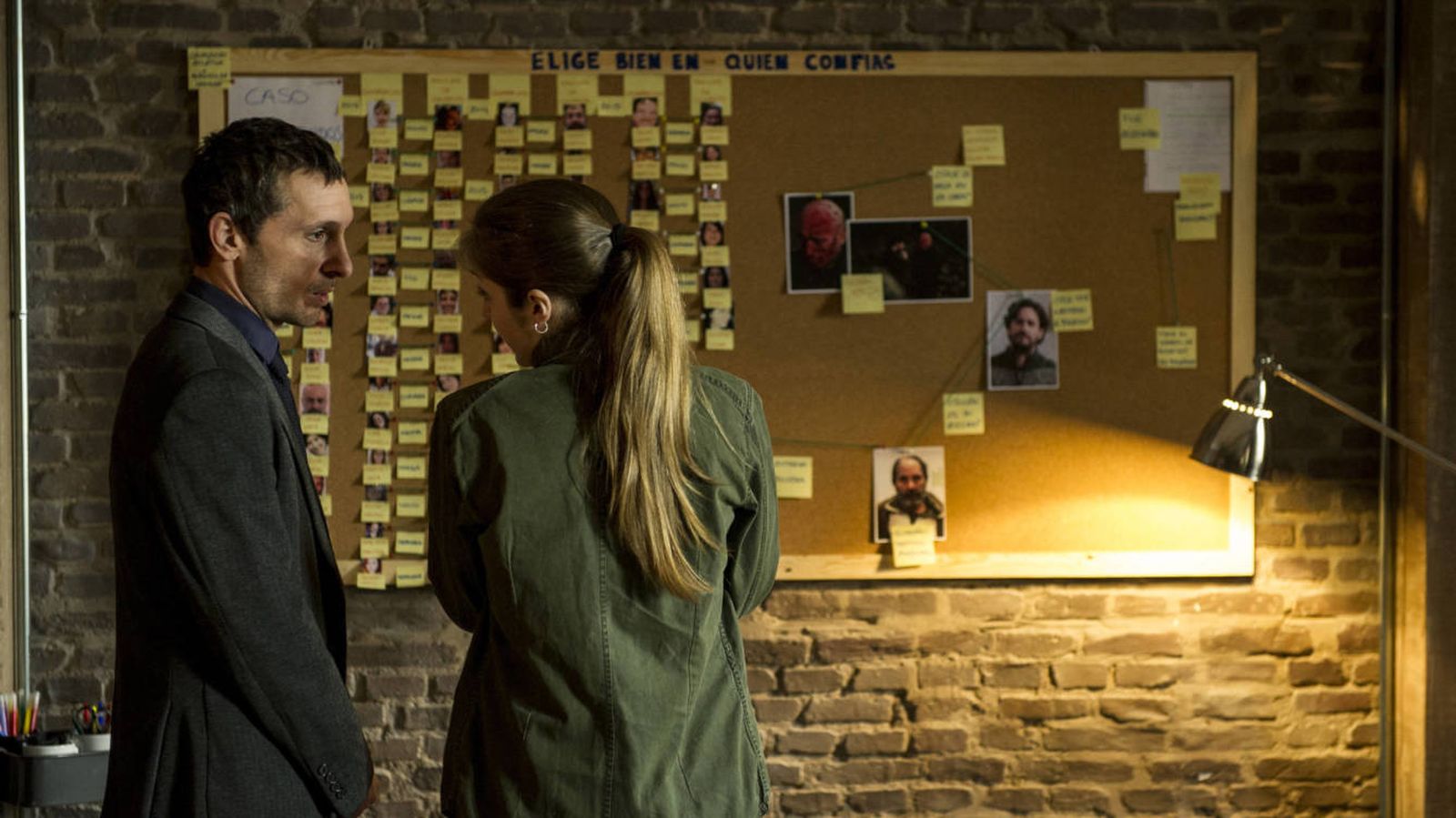 Álex (Pablo Derqui) contempla el lugar de trabajo del donante de su corazón, Rodrigo (Botto), en 'Pulsaciones'.