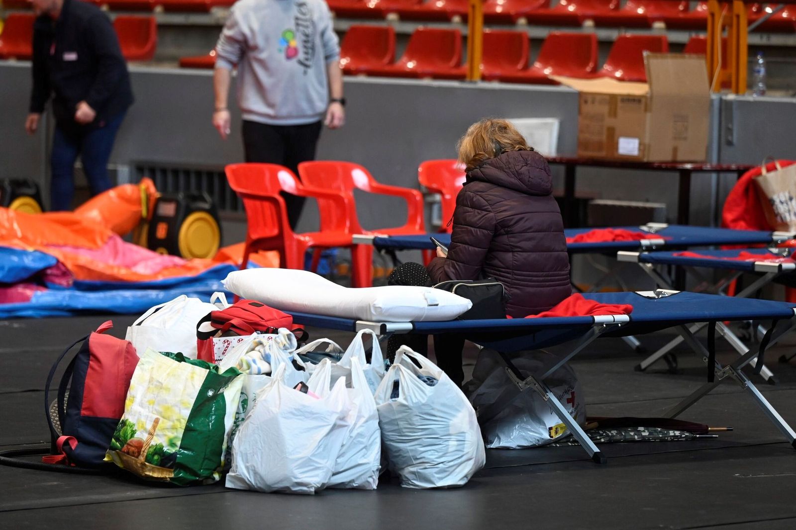 Decenas de desalojados de Córdoba por la crecida del Guadalquivir mantienen la incertidumbre desde Vista Alegre