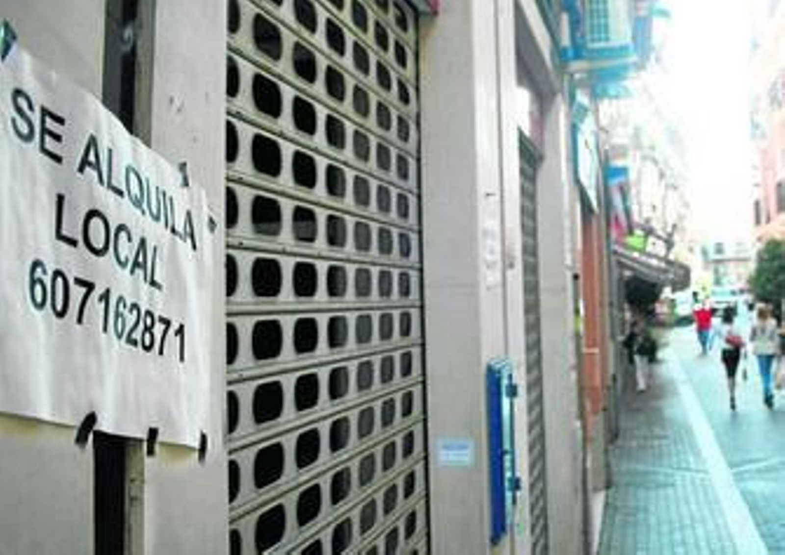 Carteles de espacios comerciales que se alquilan pueden verse por toda la ciudad.