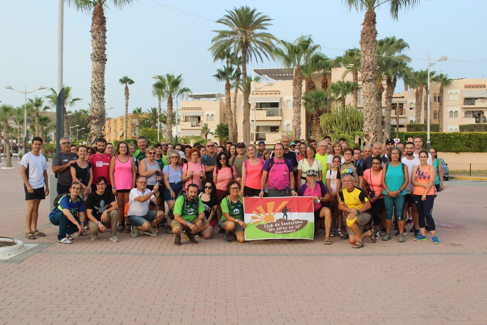 Amplio grupo de senderismo.