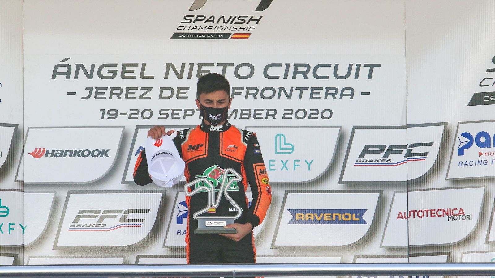 El español Mari Boya posa con el trofeo de campeón en Spanish F4.