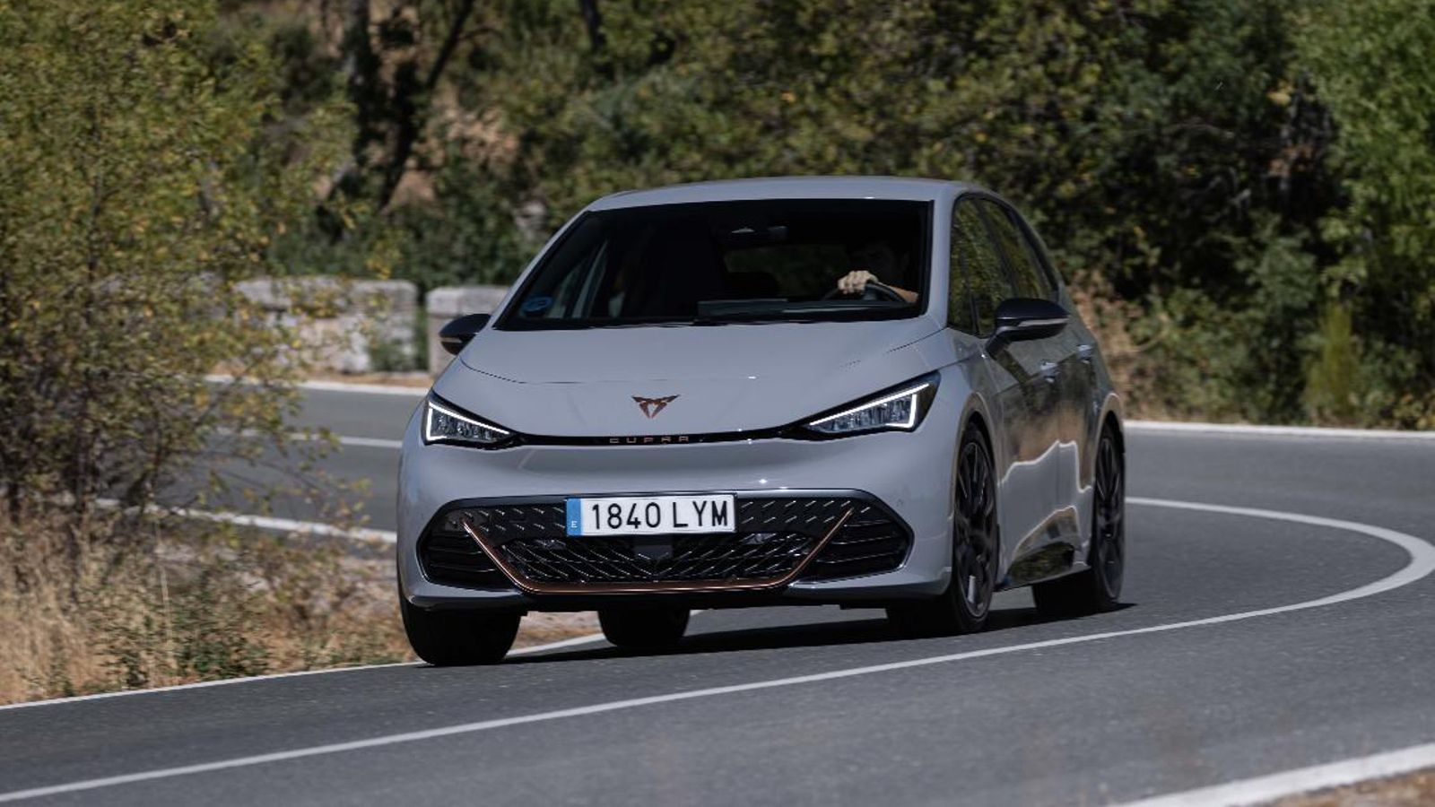La precisión en curva, con los movimientos de la carrocería muy bien controlados, está entre las virtudes de este Cupra.