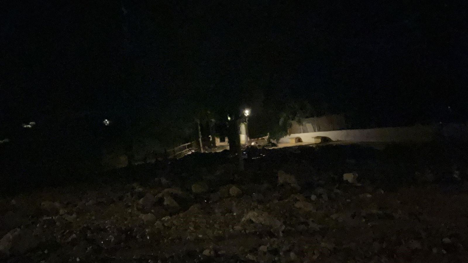 Escasez de alumbrado público en durante las noches en La Cerradura.