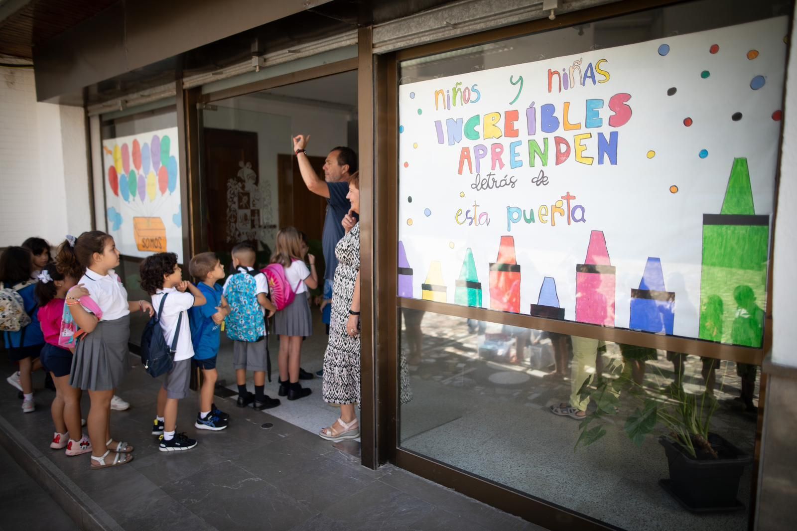La vuelta al cole en los colegios de Granada, en imágenes