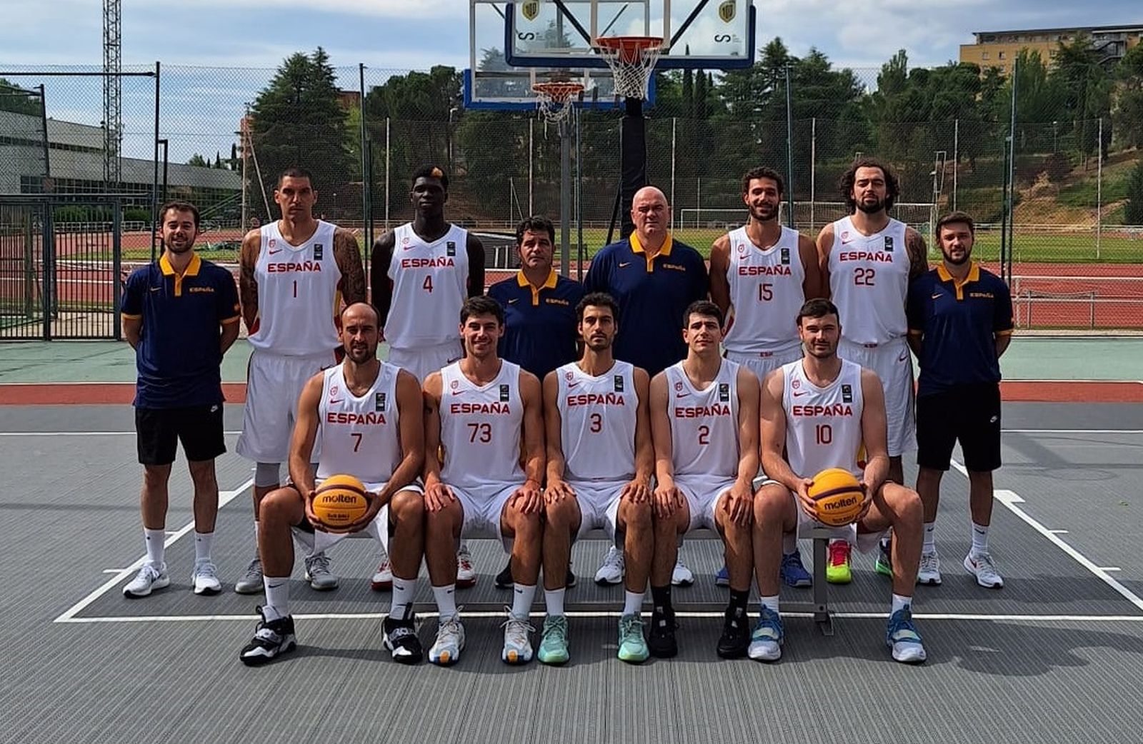 Raúl Fernández, el cuarto por la izquierda en la fila de arriba