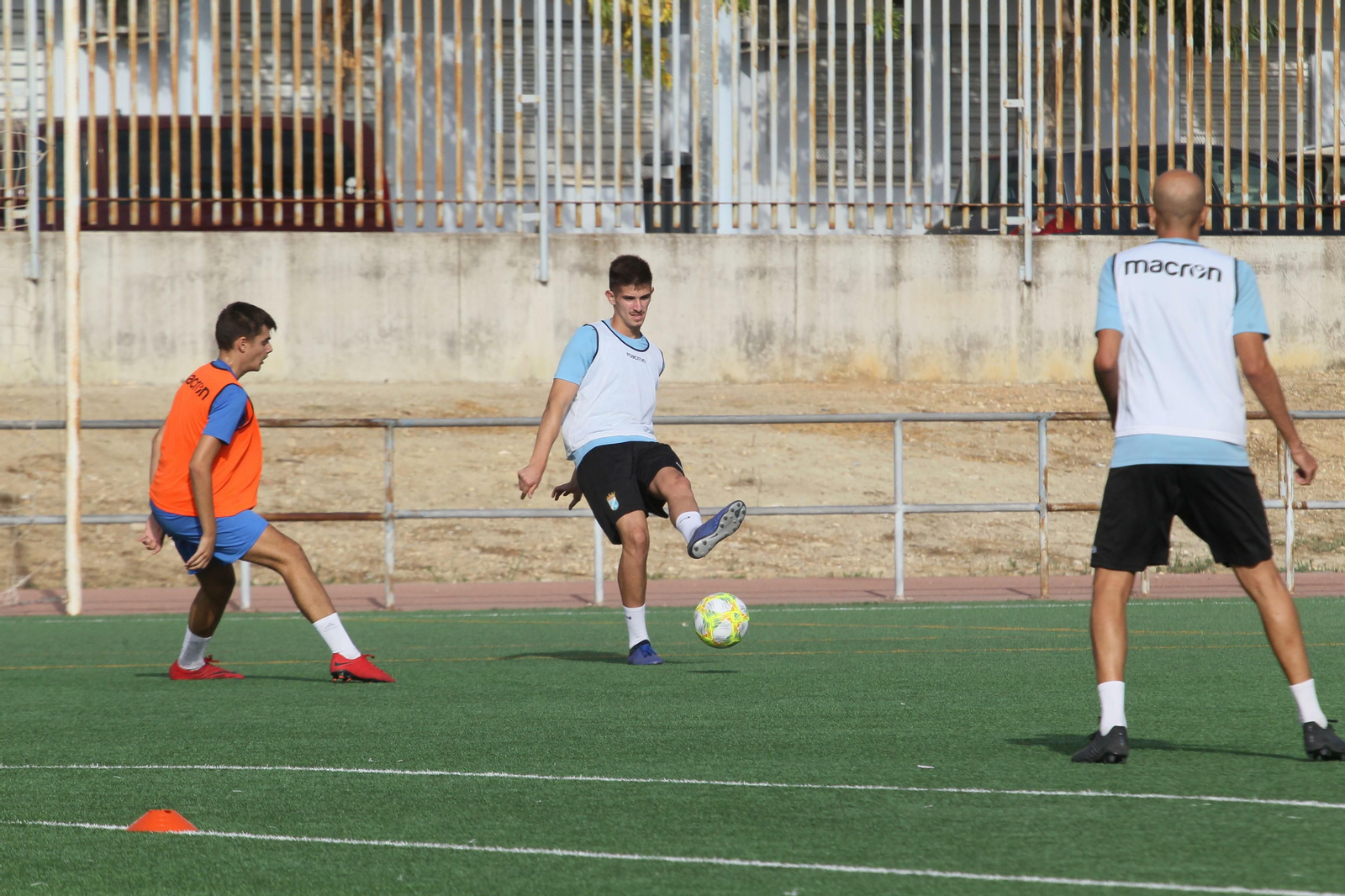 Álex Revuelta puede repetir titularidad ante el Rota en el centro de la defensa.