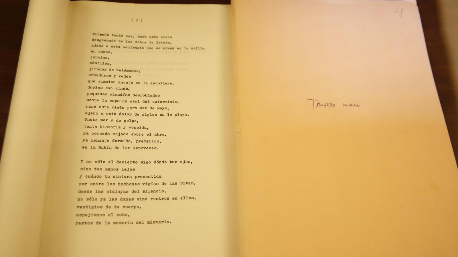 Una de las primeras versiones mecanografiadas del primer poema de 'Troppo mare'.