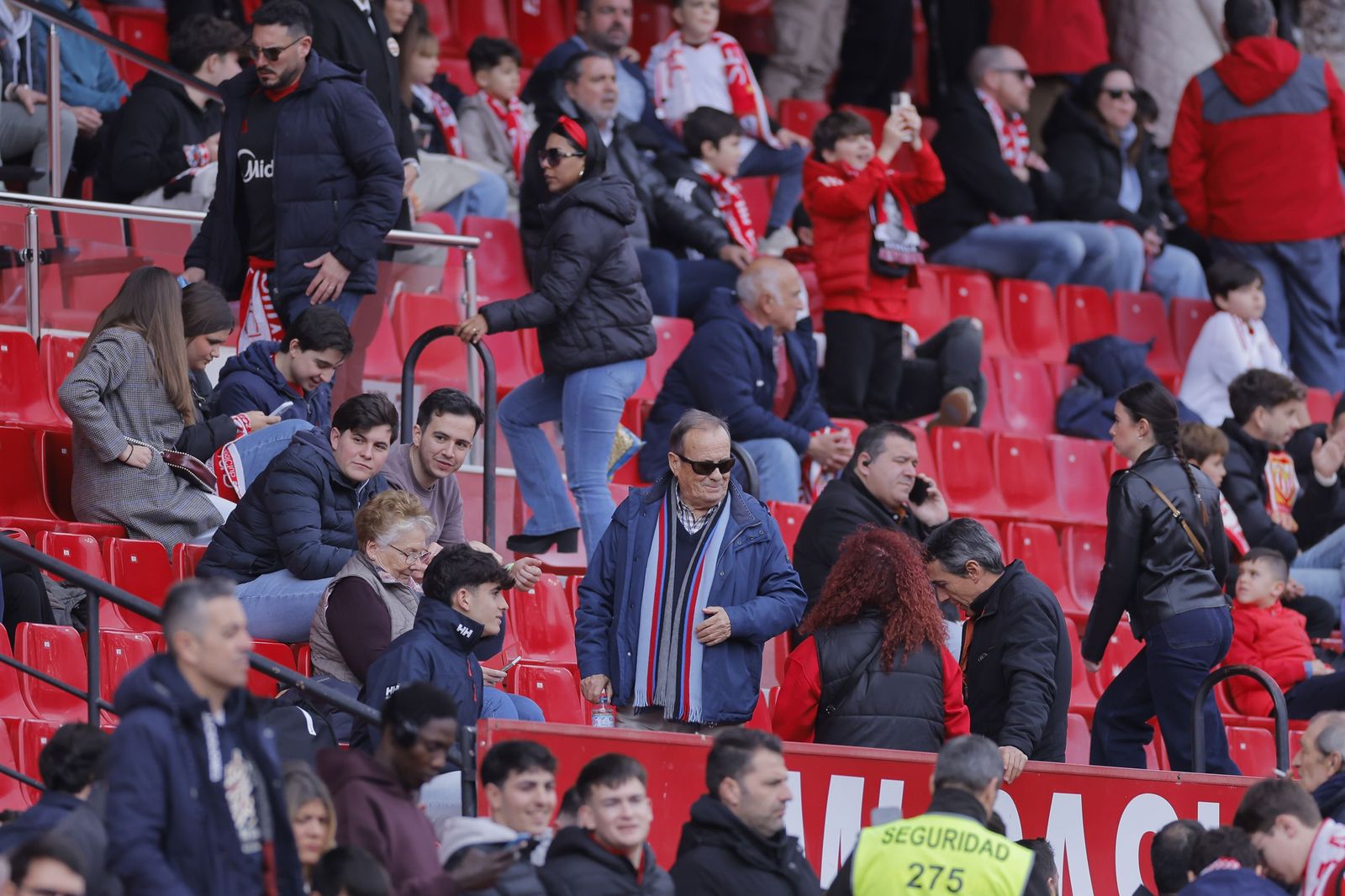 Búscate en las fotos del Sevilla - Girona