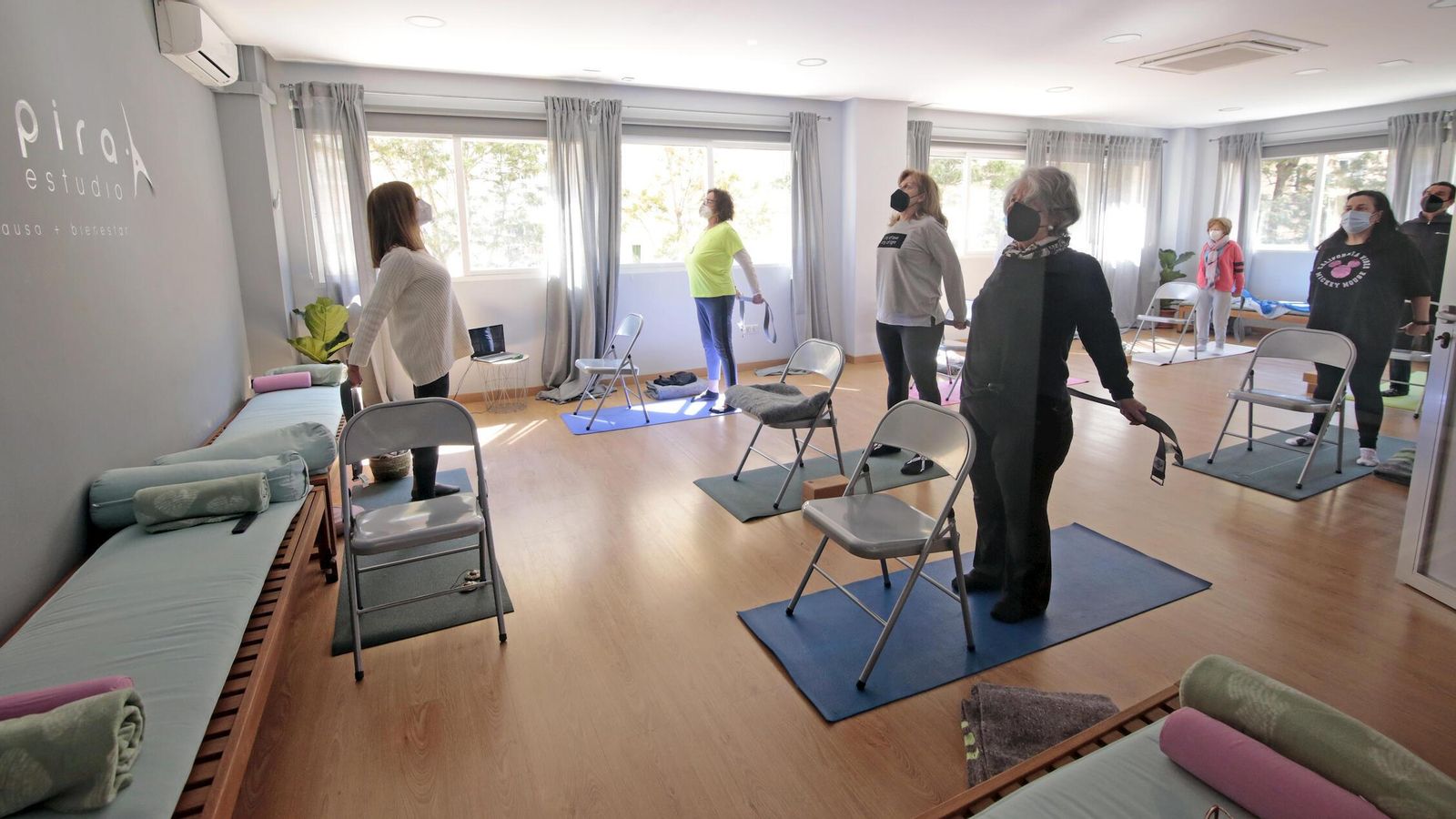 Stella, durante una de las clases de yoga que ofrece en su nuevo estudio, ubicado en Jerez 74.