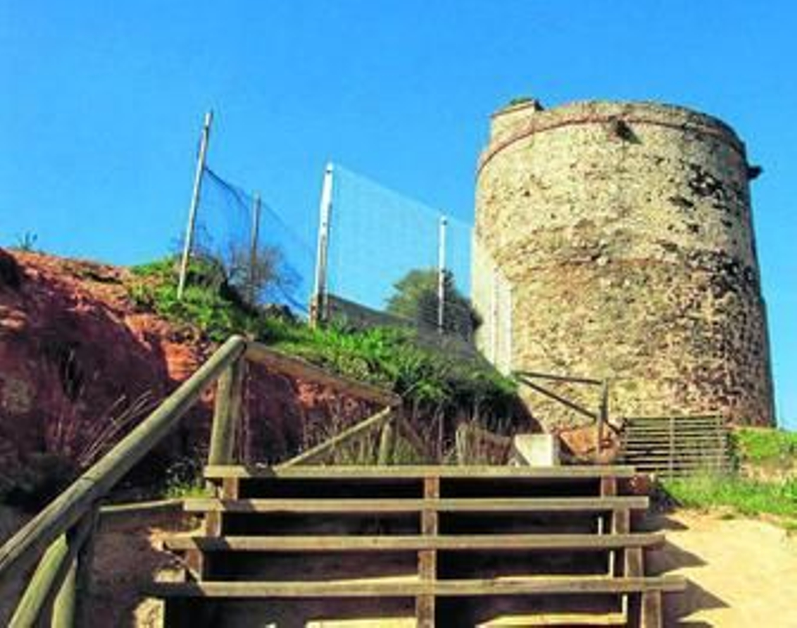 La torre se encuentra ahora en una montaña a unos 500 metros de la playa.