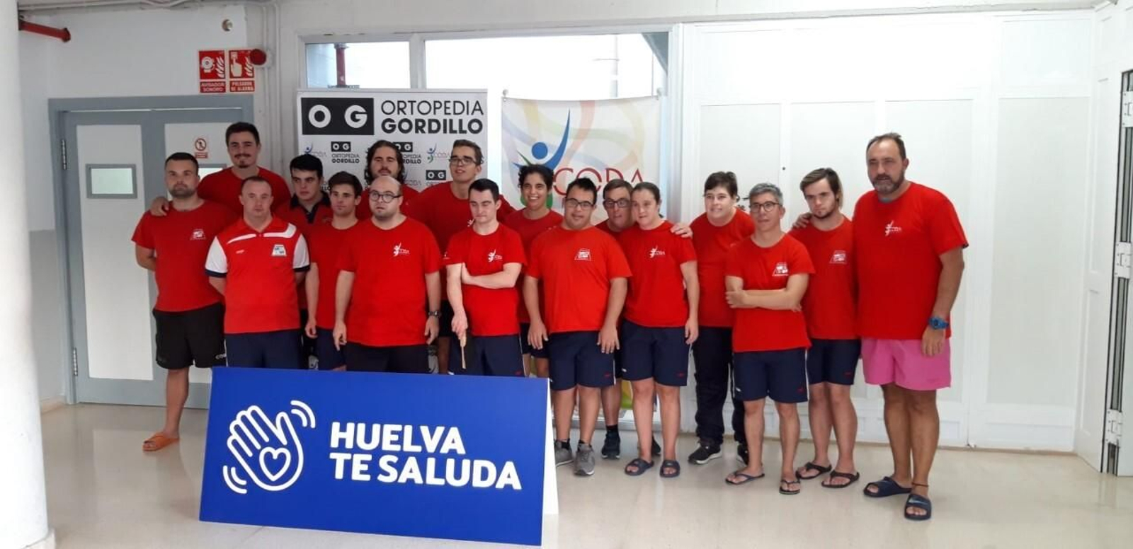 Foto de familia de los nadadores.