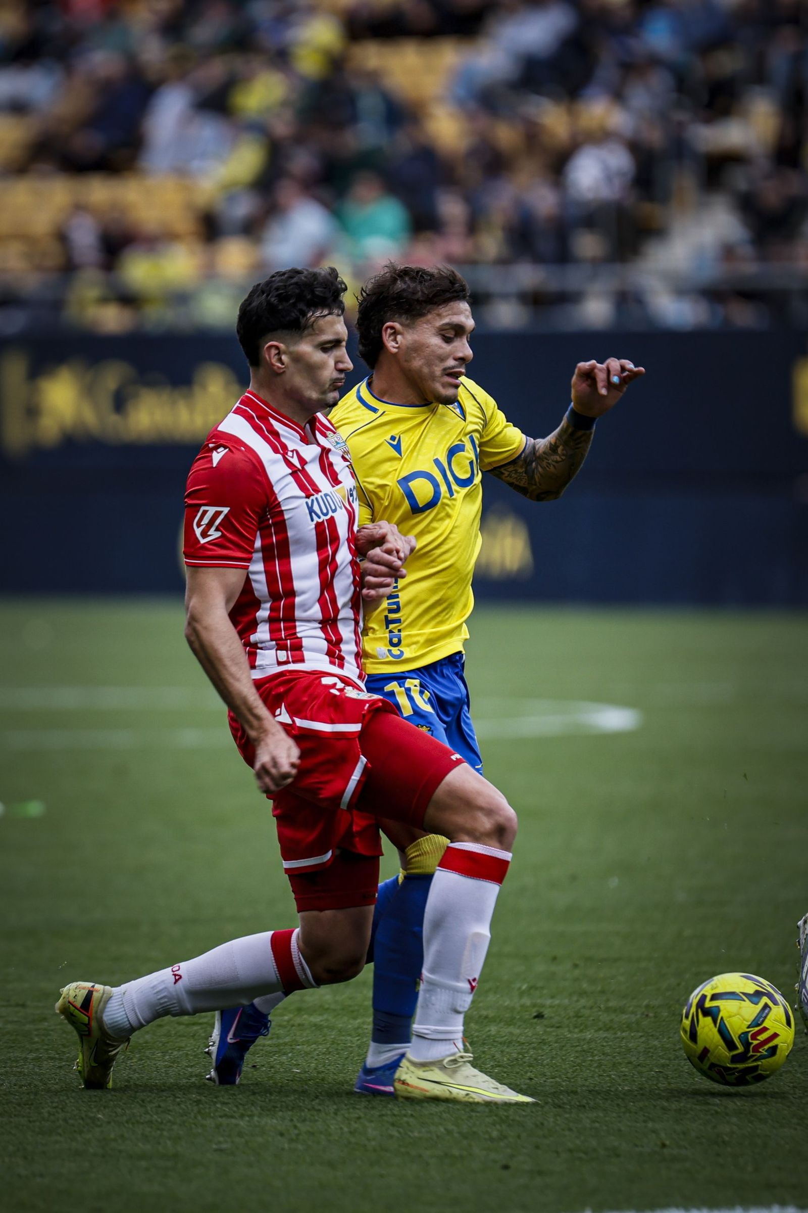 Búscate entre las imágenes del partido de fútbol Cádiz CF - UD Almería