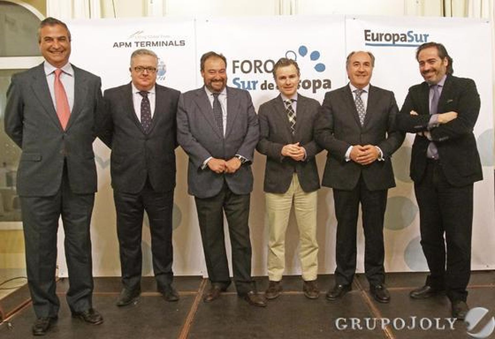 En la imagen, Juan Fernández de Mesa (gerente de Europa Sur), Javier Sáez (director de Relaciones Institucionales de APM Terminals Algeciras), Tomás Valiente (director general del Grupo Joly, editora de este diario), Javier Lancha (director general de APM Terminals West Med), José Ignacio Landaluce (alcalde de Algeciras y senador) y Alberto Grimaldi (director de Europa Sur). 

Foto: Erasmo Fenoy