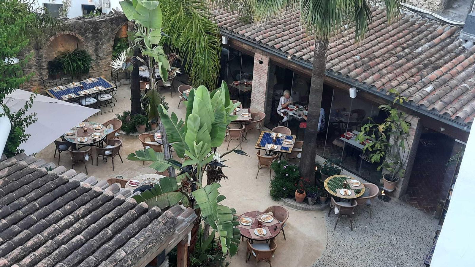 Patio del restaurante El Jardín del Califa antes del servicio de cenas.