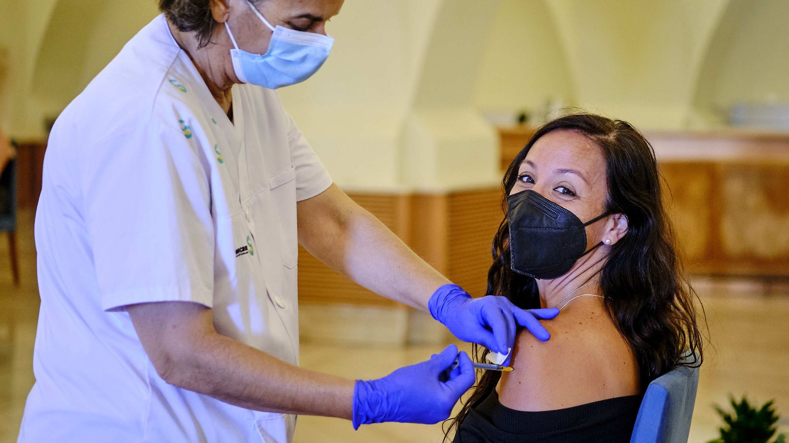 Una mujer sonríe tras vacunarse contra el covid en Cádiz.