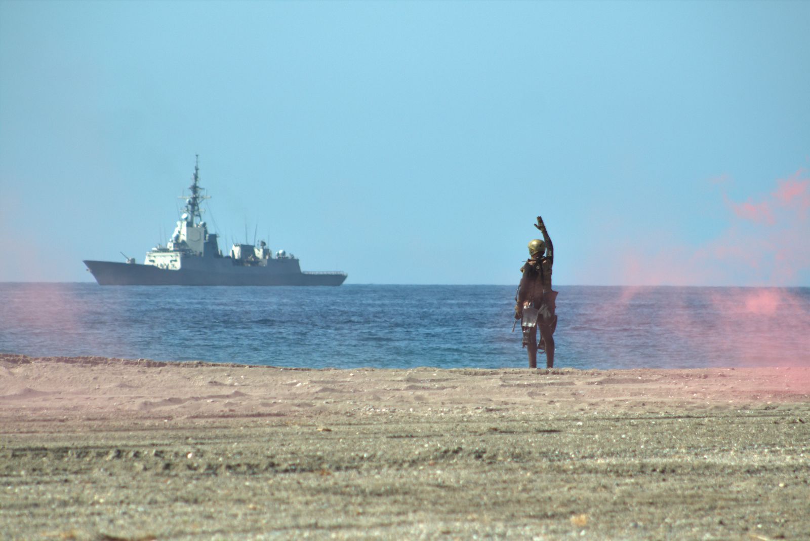 Paracaidistas, aviones y persecuciones marítimo-terrestres, los ensayos de las Fuerzas Armadas en Motril, en imágenes