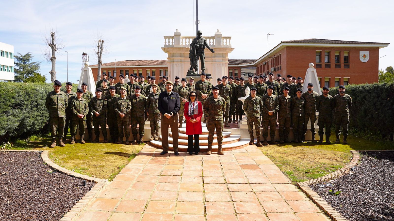 Foto de familia de Robles con la Brigada Guzmán el Bueno X.