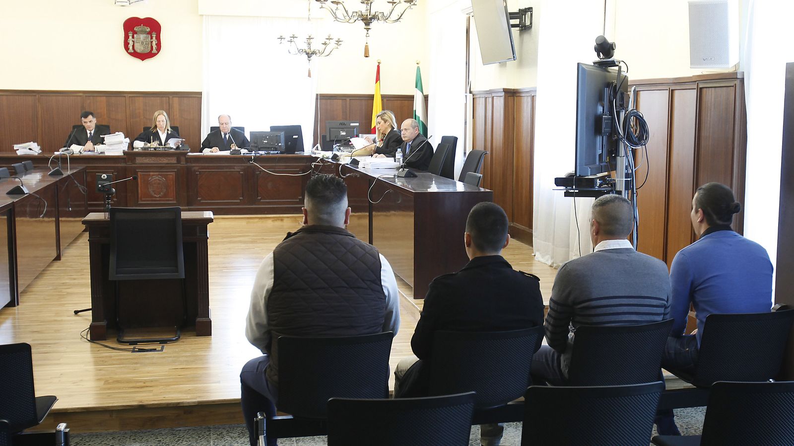 Los cuatro acusados, de espalda en la sala de vistas.