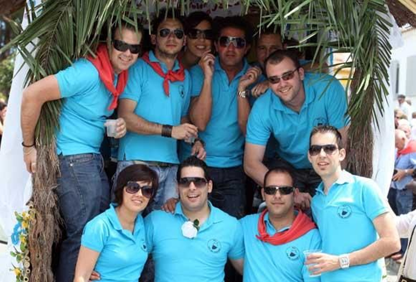 Una peña de jóvenes posa en su carreta

Foto: Paco Guerrero