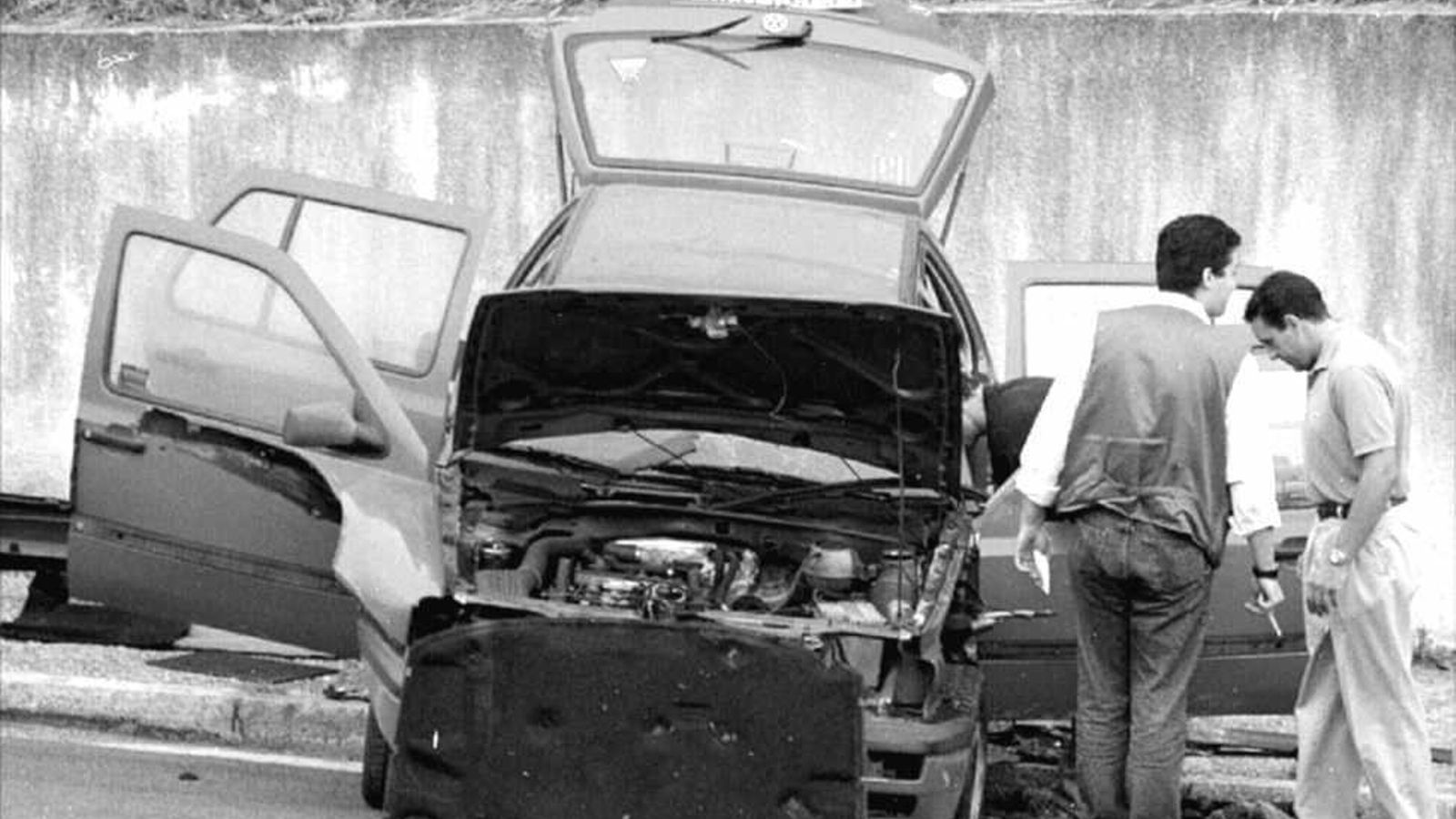 Los artificieros inspeccionan un coche que los terroristas de ETA habían hecho estallar tras su huída.